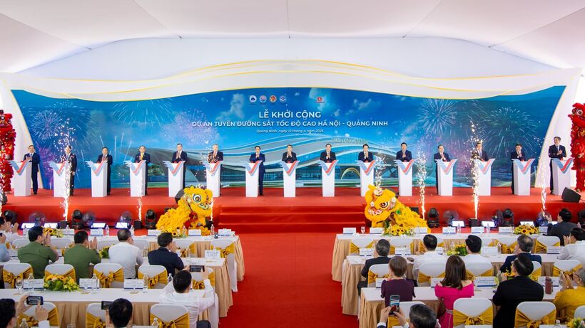 Thủ tướng Chính phủ Lê Minh Hưng và các đại biểu thực hiện nghi thức nhấn nút khởi công dự án tuyến đường sắt tốc độ cao Hà Nội - Quảng Ninh.