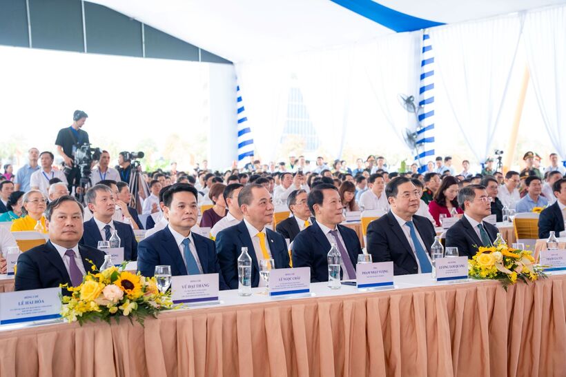 Thủ tướng Lê Minh Hưng cùng các đại biểu tham dự Lễ khởi công Dự án Tuyến đường sắt tốc độ cao Hà Nội - Quảng Ninh.