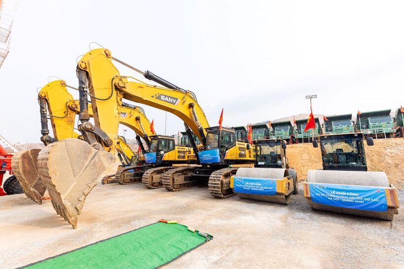 Máy móc sẵn sàng cho lễ khởi công tuyến đường sắt tốc độ cao Hà Nội - Quảng Ninh.