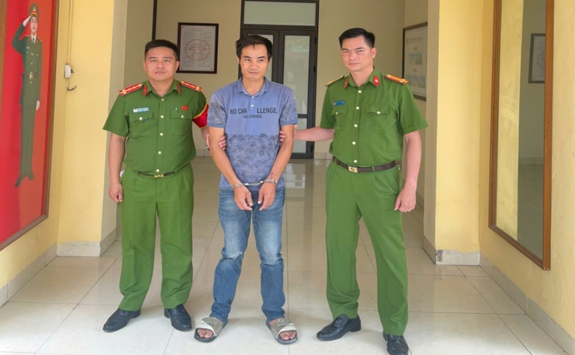 Đối tượng Đỗ Văn Thành tại trụ sở Công an xã. (Ảnh: Công an TP.Hà Nội)