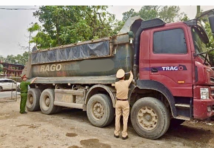 CSGT và Công an cấp xã tổng rà soát ô tô tải trên địa bàn.