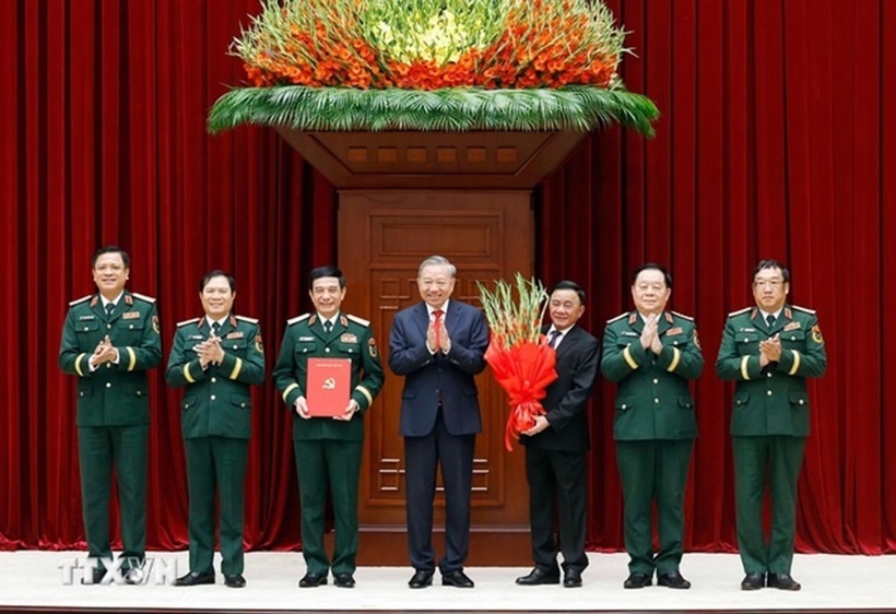 Tổng Bí thư, Chủ tịch nước Tô Lâm trao Quyết định chỉ định tham gia Quân uỷ, Ban Thường vụ, Bí thư, Phó Bí thư Quân uỷ Trung ương nhiệm kỳ 2025- 2030. (Ảnh: TTXVN).