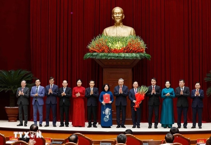 Tổng Bí thư, Chủ tịch nước Tô Lâm trao Quyết định chỉ định tham gia Ban Chấp hành, Ban Thường vụ, Bí thư, Phó Bí thư Đảng uỷ Mặt trận Tổ quốc, các đoàn thể Trung ương nhiệm kỳ 2025-2030. (Ảnh: TTXVN).