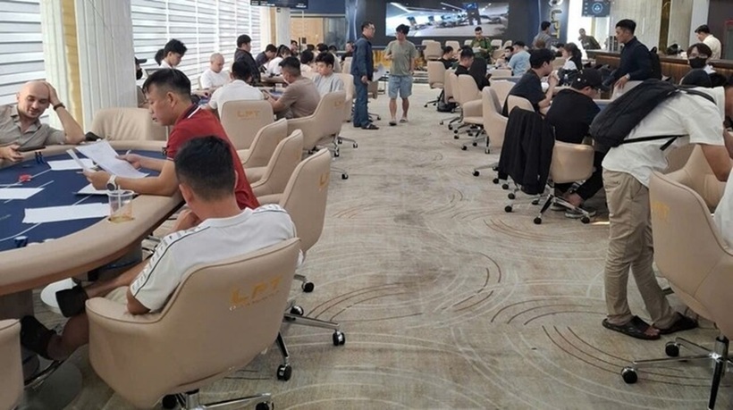Hàng chục người tham gia "thi đấu" Poker tại thời điểm Cơ quan Công an kiểm tra. Ảnh: Công an TP.Đà Nẵng