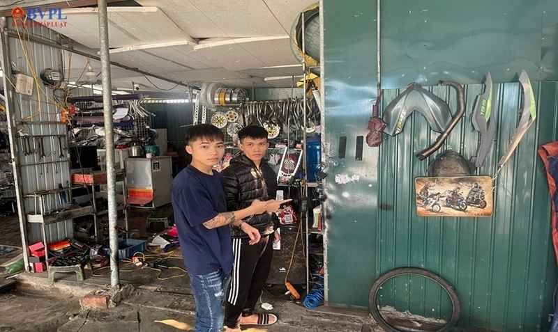 Hai bị can chỉ địa điểm thực hiện việc dán đè các mã QR. Ảnh: Công an tỉnh Bắc Ninh