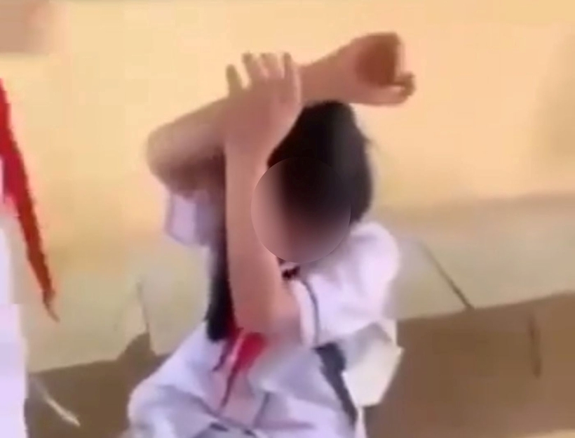 Nữ sinh bị nhóm bạn đánh hội đồng ngay tại lớp học. Ảnh: Lao động