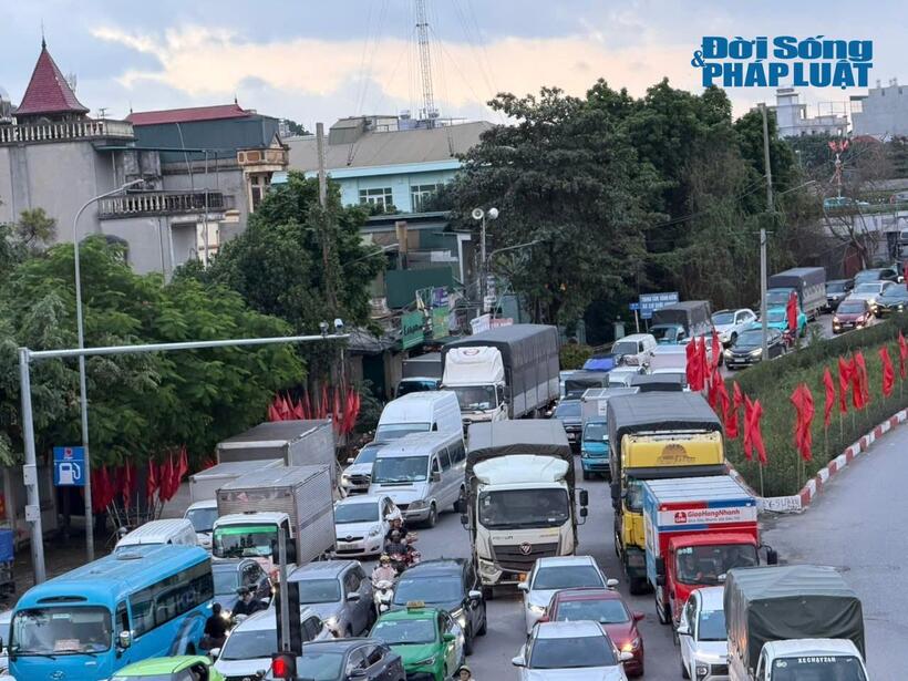 Giao thông đông đúc tại cửa ngõ Hà Nội.