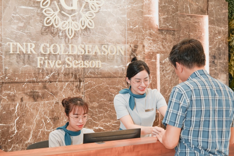 Lễ tân tòa nhà là điểm chạm cảm xúc quan trọng.