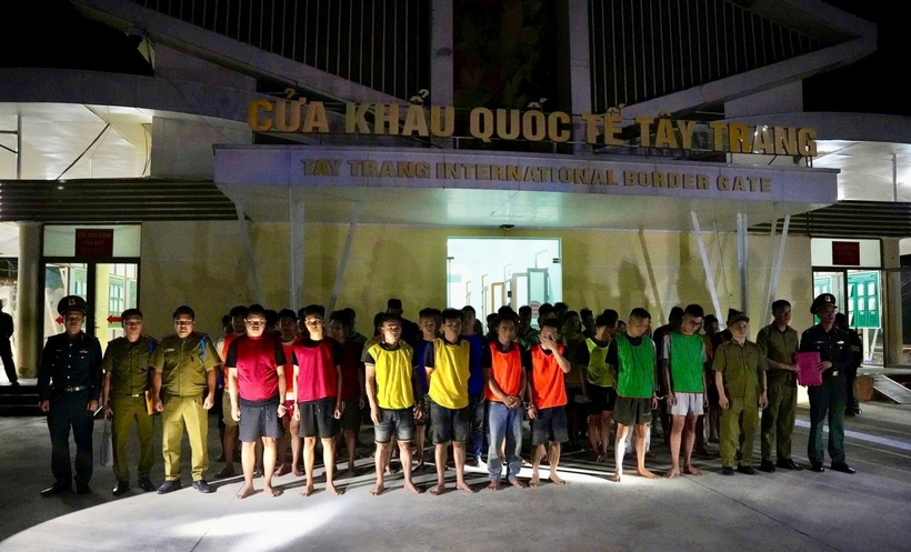 55 đối tượng người Việt Nam được dẫn giải qua cửa khẩu quốc tế Tây Trang. (Ảnh: Công an tỉnh Điện Biên)