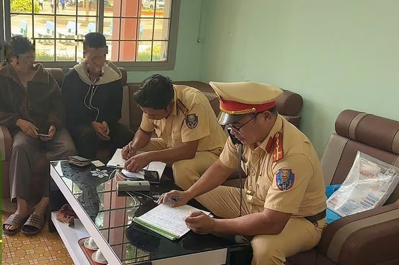 Nam sinh đã bị lập biên bản xử phạt hành chính 18,5 triệu đồng và tịch thu phương tiện vi phạm. Ảnh: TTXVN.