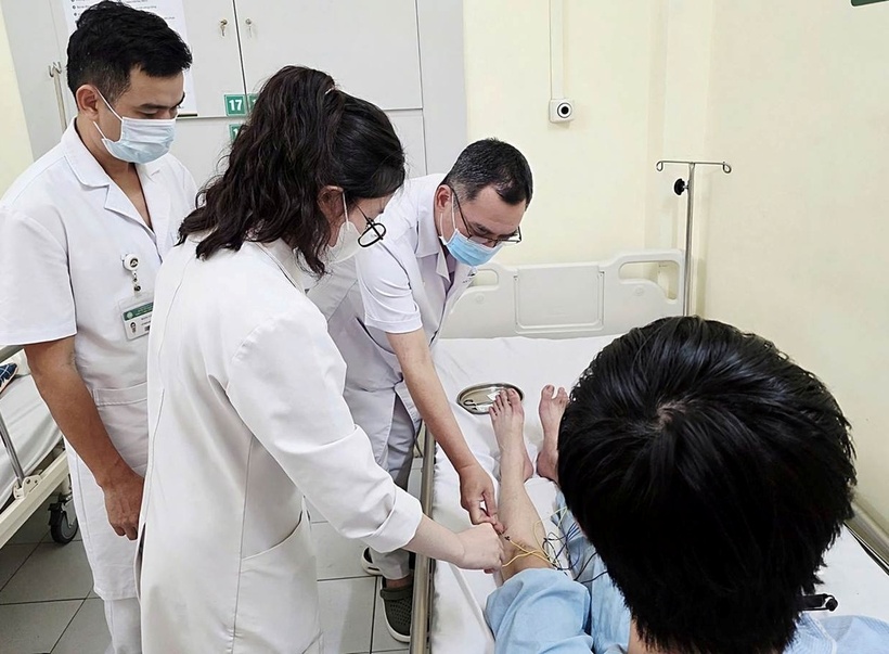 Nam thanh niên 19 tuổi suýt liệt chân vì thói quen ngồi khoanh chân. Ảnh: BVCC.