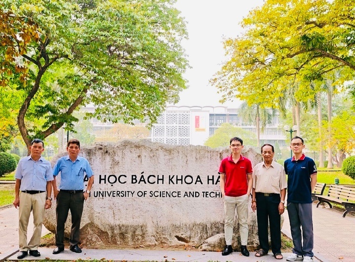 Lần lượt từ trái qua phải: bác Nguyễn Chu Anh Tuấn - bố Nguyễn Chu Mạnh Hùng - Nguyễn Việt Hùng (nhân vật chia sẻ câu chuyện) - ông ngoại Nguyễn Tài Hào và em trai Nguyễn Hùng Thắng đều tốt nghiệp Đại học Bách Khoa Hà Nội. Ảnh: VTC News