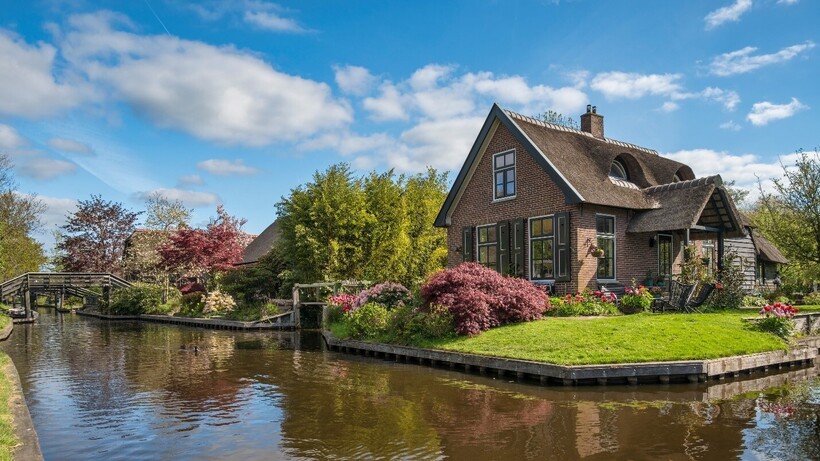 Một căn biệt thự tại “ngôi làng không đường” Giethoorn. Ảnh: Internet
