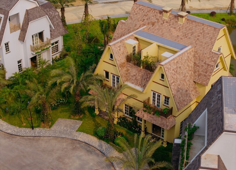 Mái ngói dốc là đặc trưng của kiến trúc The Grand Island. Ảnh: Thanh Sơn