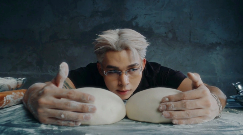 Hình ảnh của Jun Phạm trong MV "Truth or dare".