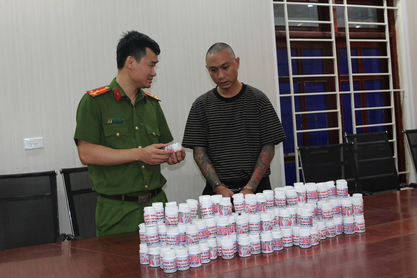Nguyễn Duy Sơn và số thuốc tang vật.