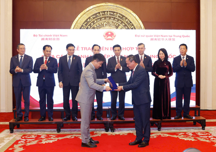 Ông Lê Hồng Hà, Tổng giám đốc Vietnam Airlines trao biên bản ghi nhớ với ông Hu Yangyang, Chủ tịch Beijing Shuozoujiuzou Technology Co., Ltd (1)