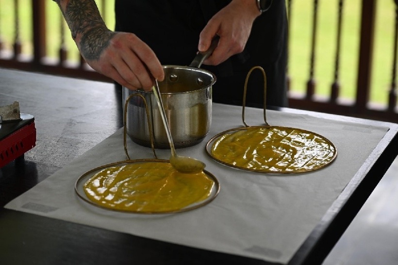 Bếp trưởng hướng dẫn cách làm bánh xoài truyền thống từ xoài Canh Nông.