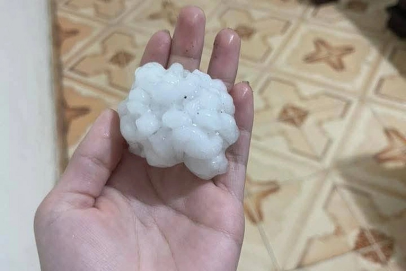 Mưa đá lớn trút xuống xã Bắc Hà, có những viên to bằng nửa nắm tay. (Ảnh: Dân trí)