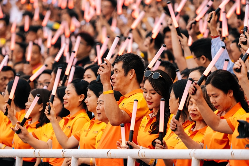 Tinh thần đoàn kết, tình yêu đất nước được lan tỏa cùng đại gia đình SHB. Ảnh: SHB