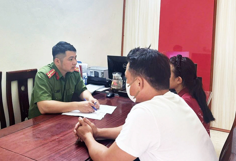 Công an xã Yên Xuân bàn giao cháu T. cho gia đình. Ảnh: Báo Dân trí.