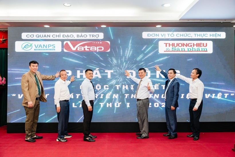 Các đại biểu ấn nút chính thức phát động cuộc thi viết "Vì sự phát triển thương hiệu Việt”.