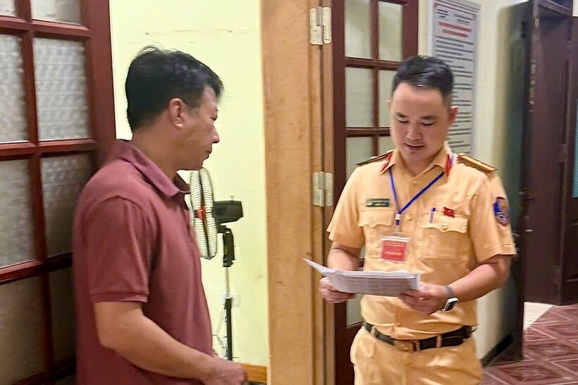 Người dân dự kiểm tra phục hồi điểm GPLX.
