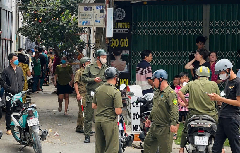 Lực lượng chức năng có mặt khám nghiệm hiện trường, điều tra nguyên nhân vụ việc. Ảnh: Người lao động