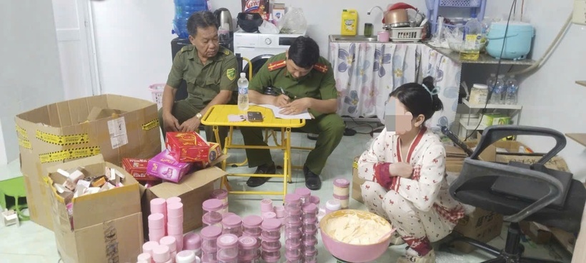 Công an xã lập biên bản ghi nhận sự việc và thu giữ sản phẩm có liên quan phục vụ xác minh vụ việc. Ảnh: Công an tỉnh Vĩnh Long.