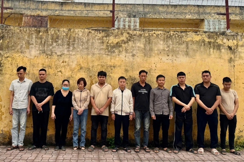 Các đối tượng tại cơ quan công an. (Ảnh: Công an tỉnh Hưng Yên)