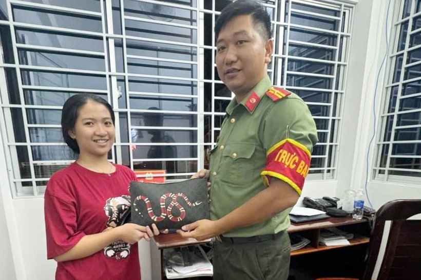 Ngọc mang chiếc túi đến Công an phường Long An trình báo. Ảnh: Báo Dân trí.