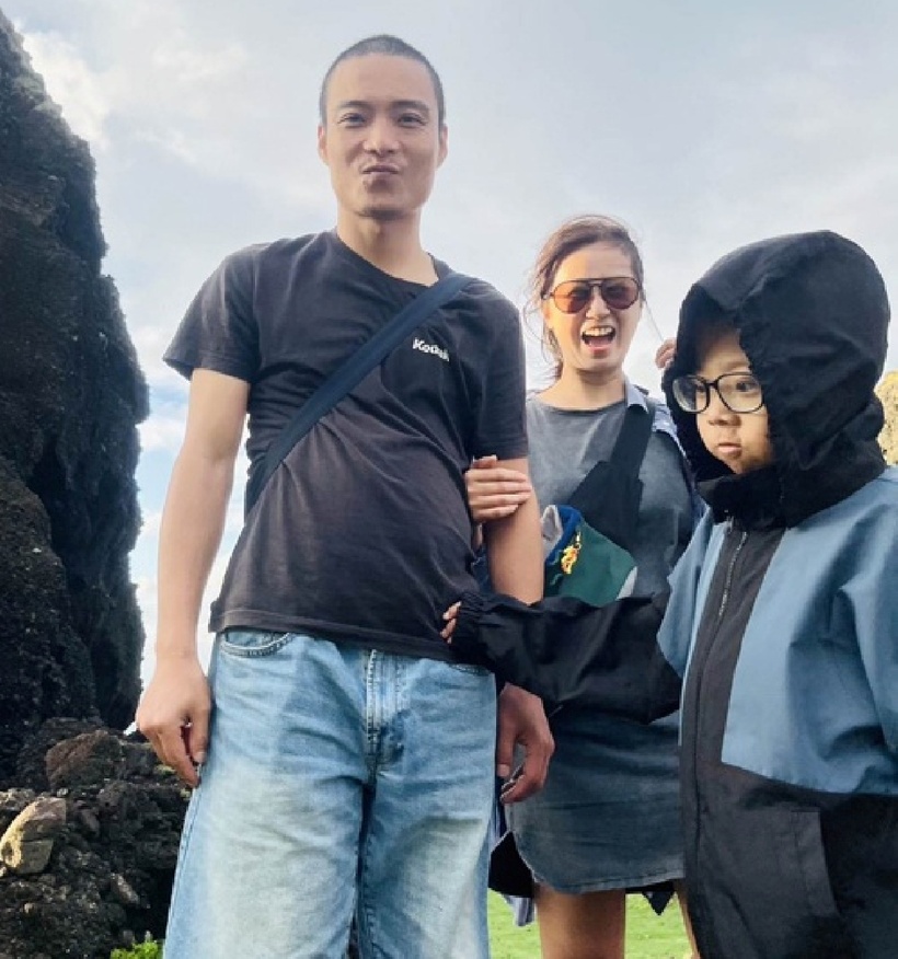 Bố mẹ Hứa quyết định hiến tạng và phân chia người hiến gan, người hiến thận cho con. Ảnh: CBC.