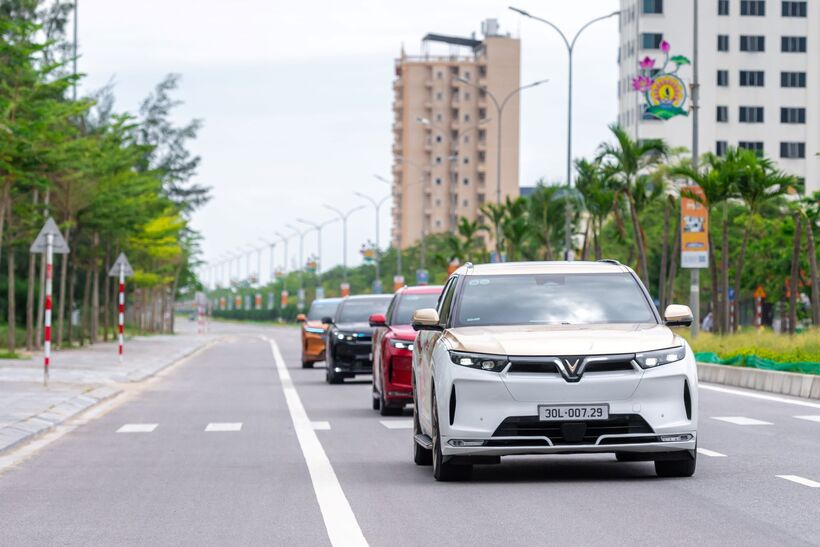 Có cả xe sang Đức nhưng luôn chọn VinFast VF 9 khi đi đường dài, chủ xe khẳng định: “Đầm chắc, ngồi lâu sướng hơn hẳn” - 2