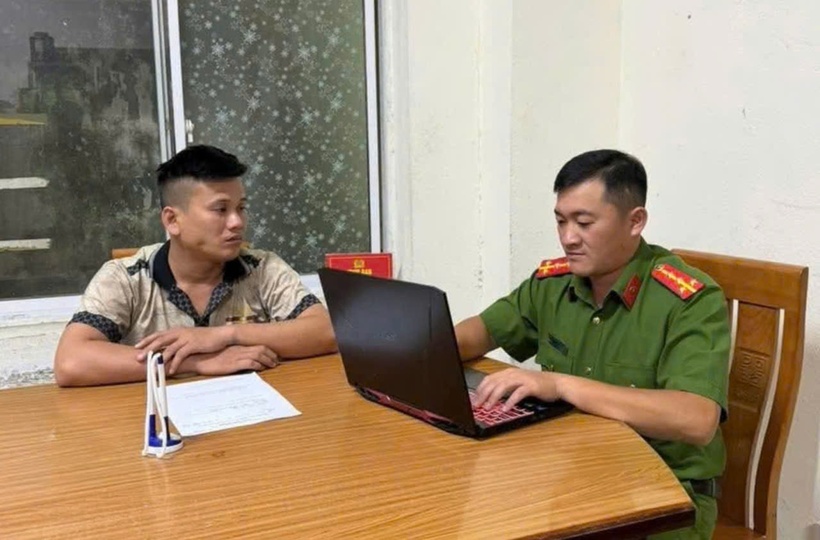 Đối tượng Bùi Văn Hoàng Tuấn tại cơ quan công an. Ảnh: Báo Lâm Đồng