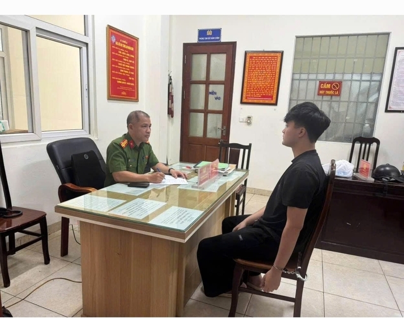 Đối tượng Hoàng Anh Tuấn tại trụ sở Công an phường. Ảnh: Công an TP Hà Nội.