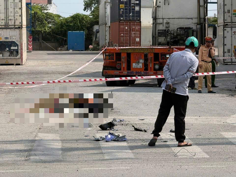 Hiện trường vụ tai nạn giao thông, nam sinh viên 18 tuổi tử vong thương tâm. Ảnh: Người lao động