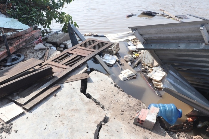 Điểm sạt lở bờ sông khiến nhà dân bị hư hại. (Ảnh: Dân trí)