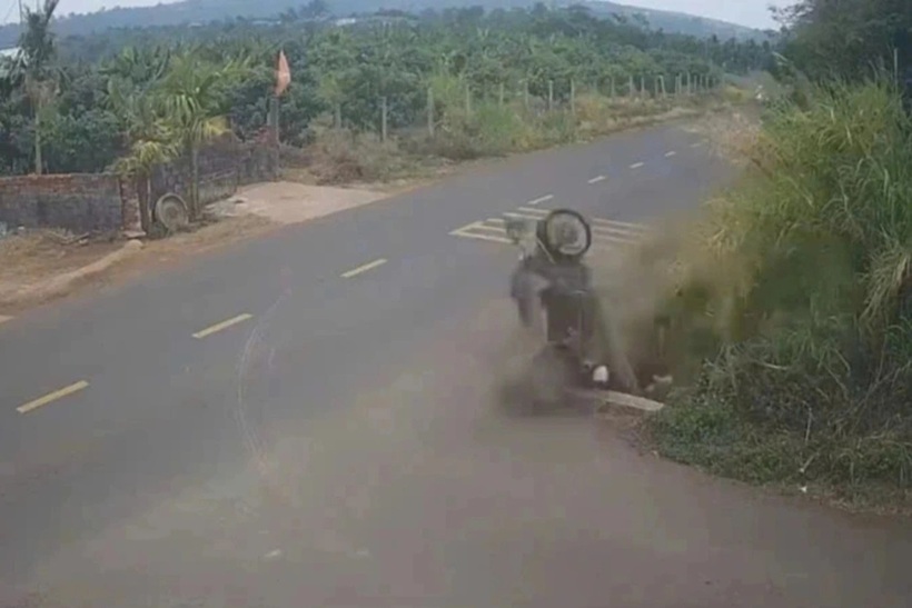 Hiện trường vụ tai nạn khiến nam sinh tử vong (Ảnh: Cắt từ clip).