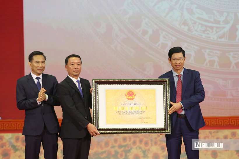 Thứ trưởng Bộ Văn hóa, Thể thao và Du lịch trao Bằng xếp hạng Di tích Quốc gia mộ Tổng Bí thư Hà Huy Tập