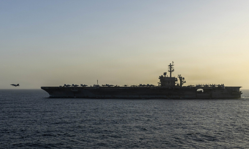 Tiêm kích Mỹ cất cánh từ USS Abraham Lincoln ở biển Arab ngày 16/4. Ảnh: US Navy