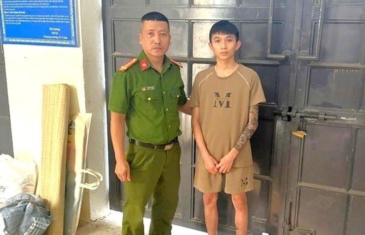 Đối tượng Lê Đức Mạnh tại cơ quan chức năng sau khi được vận động. Ảnh: Người lao động