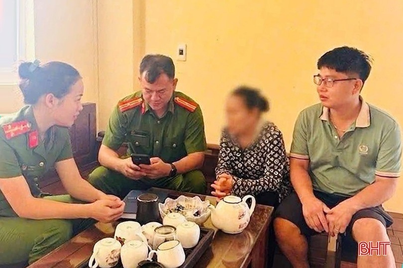 Công an phường Sông Trí phân tích, giải thích về các thủ đoạn lừa đảo qua mạng cho bà H.T.V. Ảnh:  Công an Hà Tĩnh