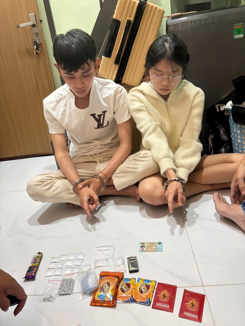 Bảo và Ngân cùng số ma túy tang vật. Ảnh: Báo Công an TP Đà Nẵng.