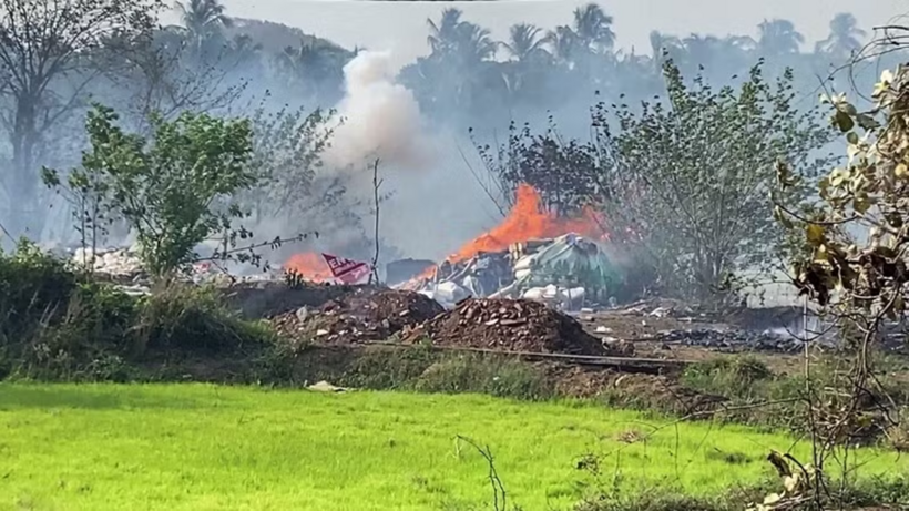 Hiện trường vụ cháy cơ sở dự trữ pháo hoa ở Thrissur, bang Kerala, miền nam Ấn Độ ngày 21/4/2026. (Ảnh: ANI/TTXVN)