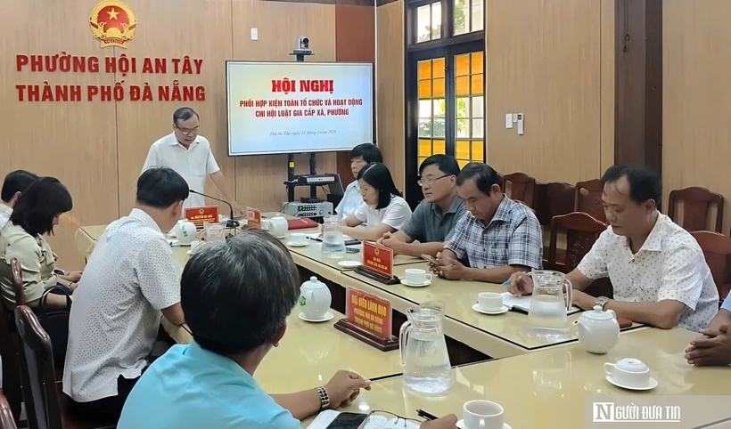 Chủ tịch Hội Luật gia thành phố Đà Nẵng Nguyễn Bá Sơn phát biểu chỉ đạo tại buổi làm việc với ba phường.