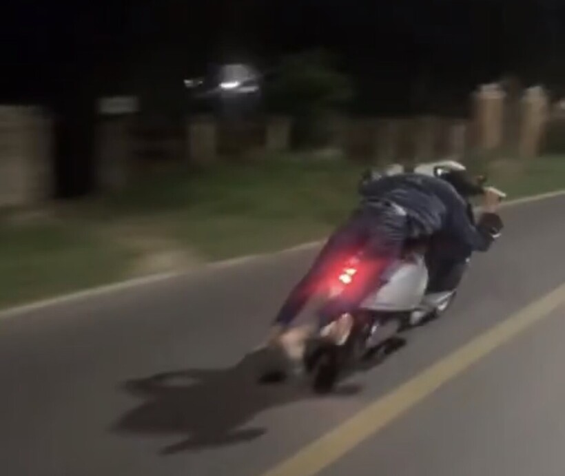 Nam thanh niên có hành vi nằm trên yên xe khi điều khiển xe máy điện. Ảnh: Công an tỉnh Quảng Ninh.