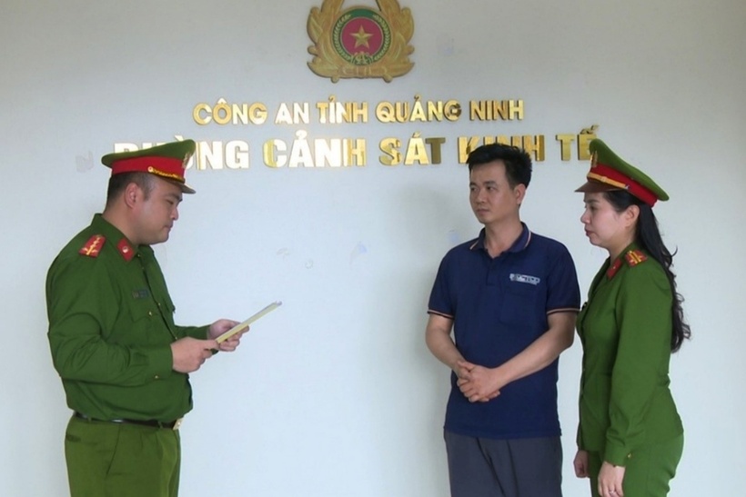 Cơ quan Cảnh sát điều tra thi hành quyết định khởi tố bị can đối với Phạm Thanh Tuấn. (Ảnh: Công an tỉnh Quảng Ninh)