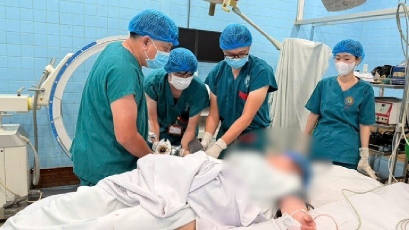 Ê-kíp cấp cứu nhanh chóng đưa bệnh nhân vào phòng mổ khẩn. Ảnh: Báo Lao động.