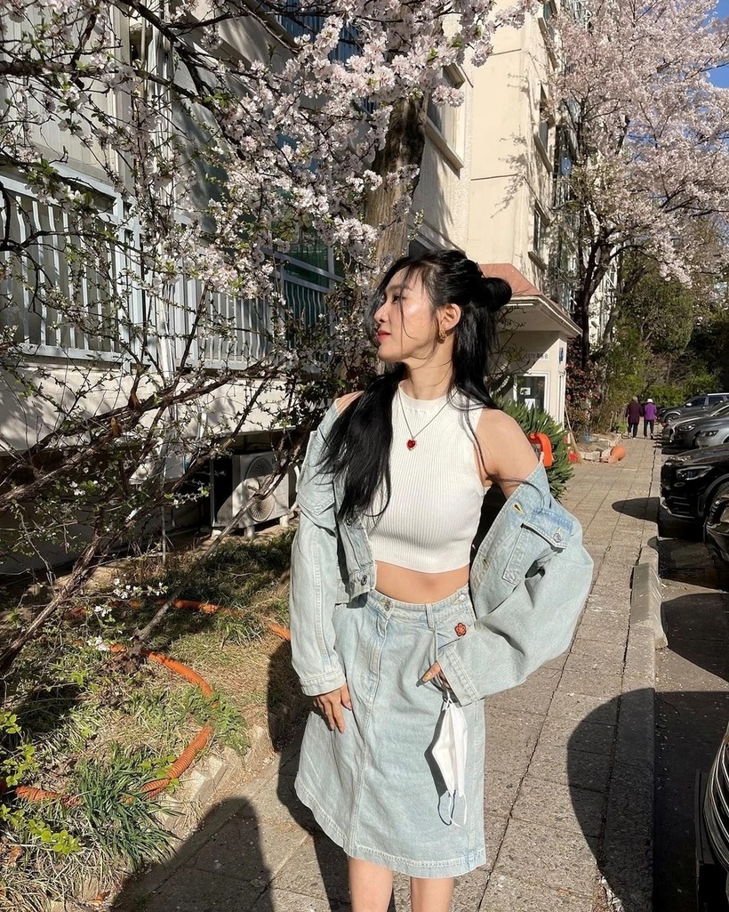 Sự khác biệt rõ ràng giữa một bộ đồ rộng thùng thình và trang phục vừa vặn cho thấy việc chọn đúng size và form dáng có thể giúp tổng thể trông gọn gàng, tinh tế và tôn dáng hơn rất nhiều.