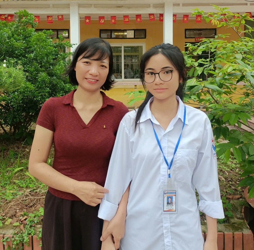 Nữ sinh Dương Tuyết Nhi và cô Nguyễn Thu Thùy. Ảnh: VietNamnet